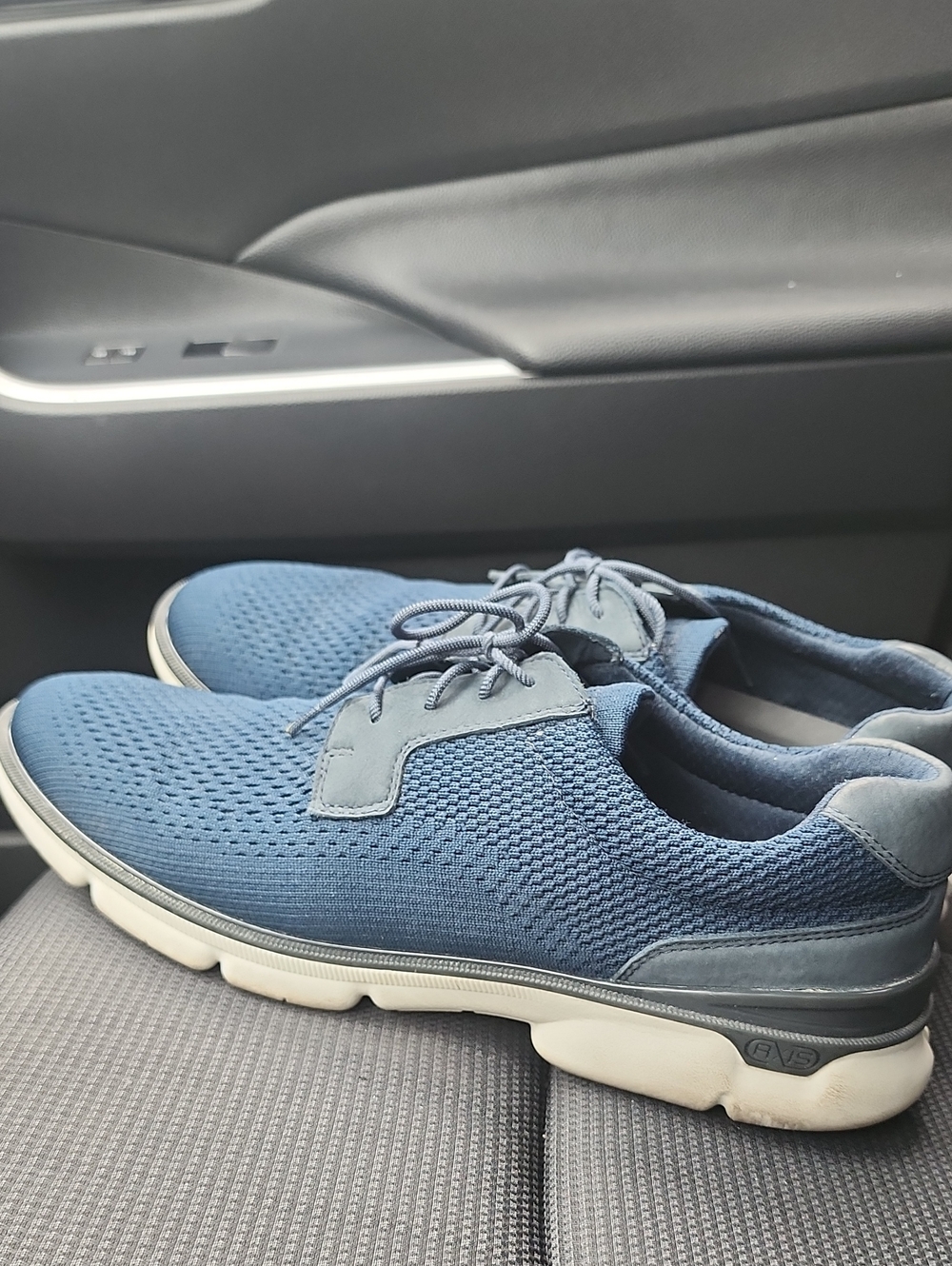 Men's Breathable Knit Lace-Up Sneakers in Navy Blue